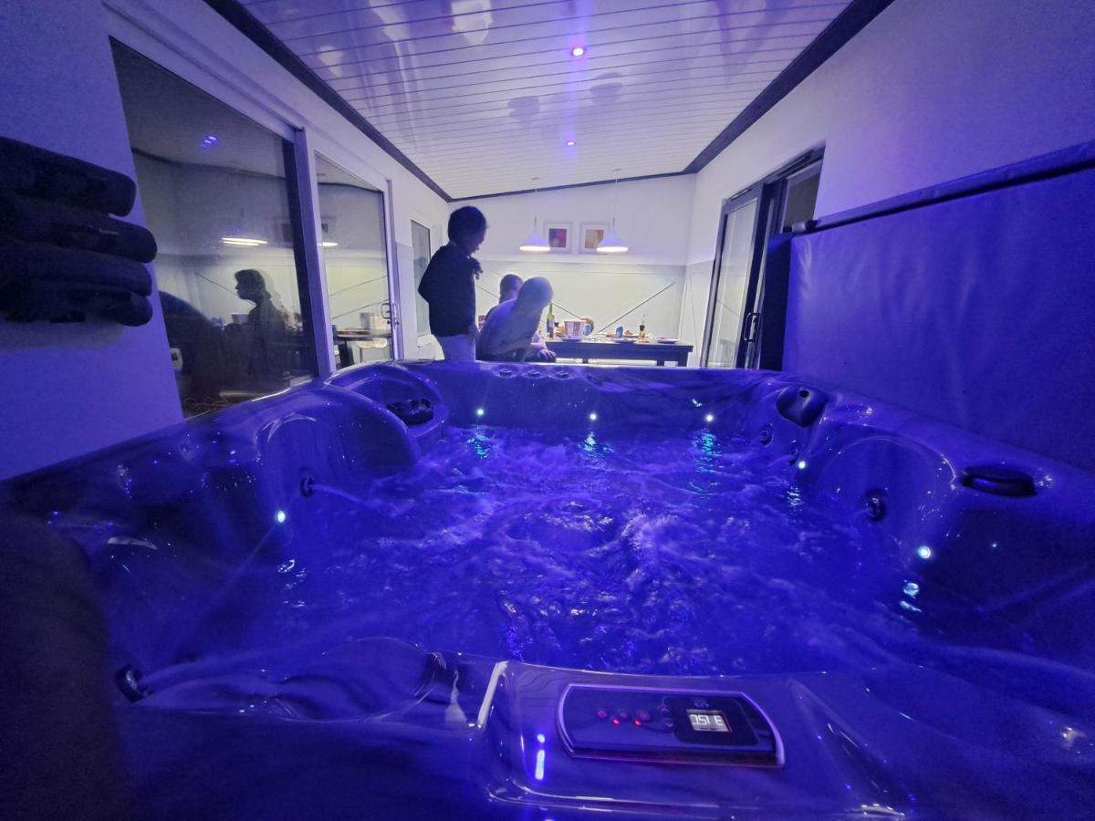 Family Holiday With Hot Tub , Family Groups Only Блекпул Екстериор снимка