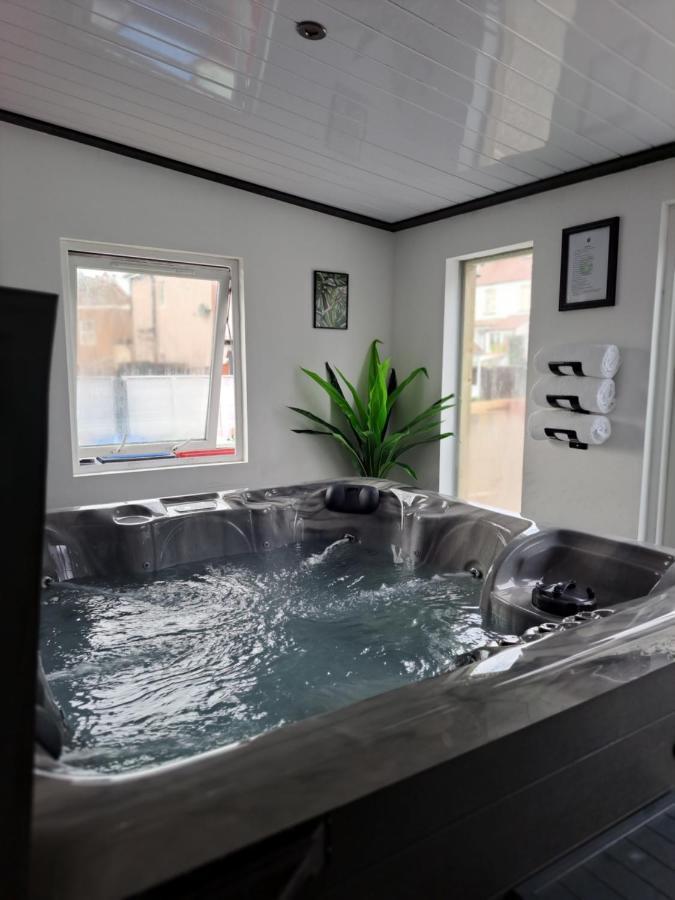 Family Holiday With Hot Tub , Family Groups Only Блекпул Екстериор снимка