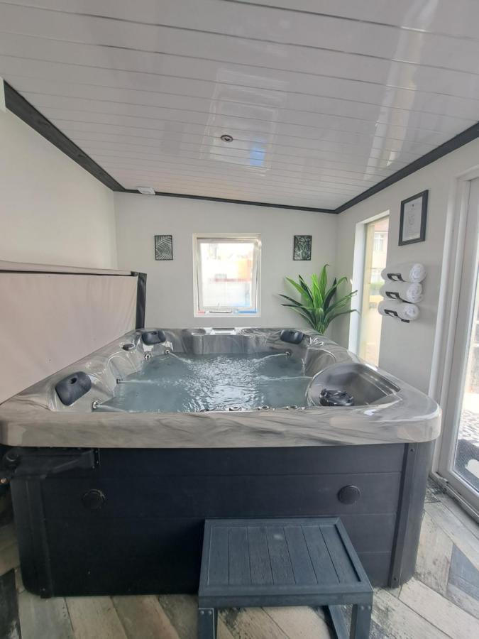 Family Holiday With Hot Tub , Family Groups Only Блекпул Екстериор снимка